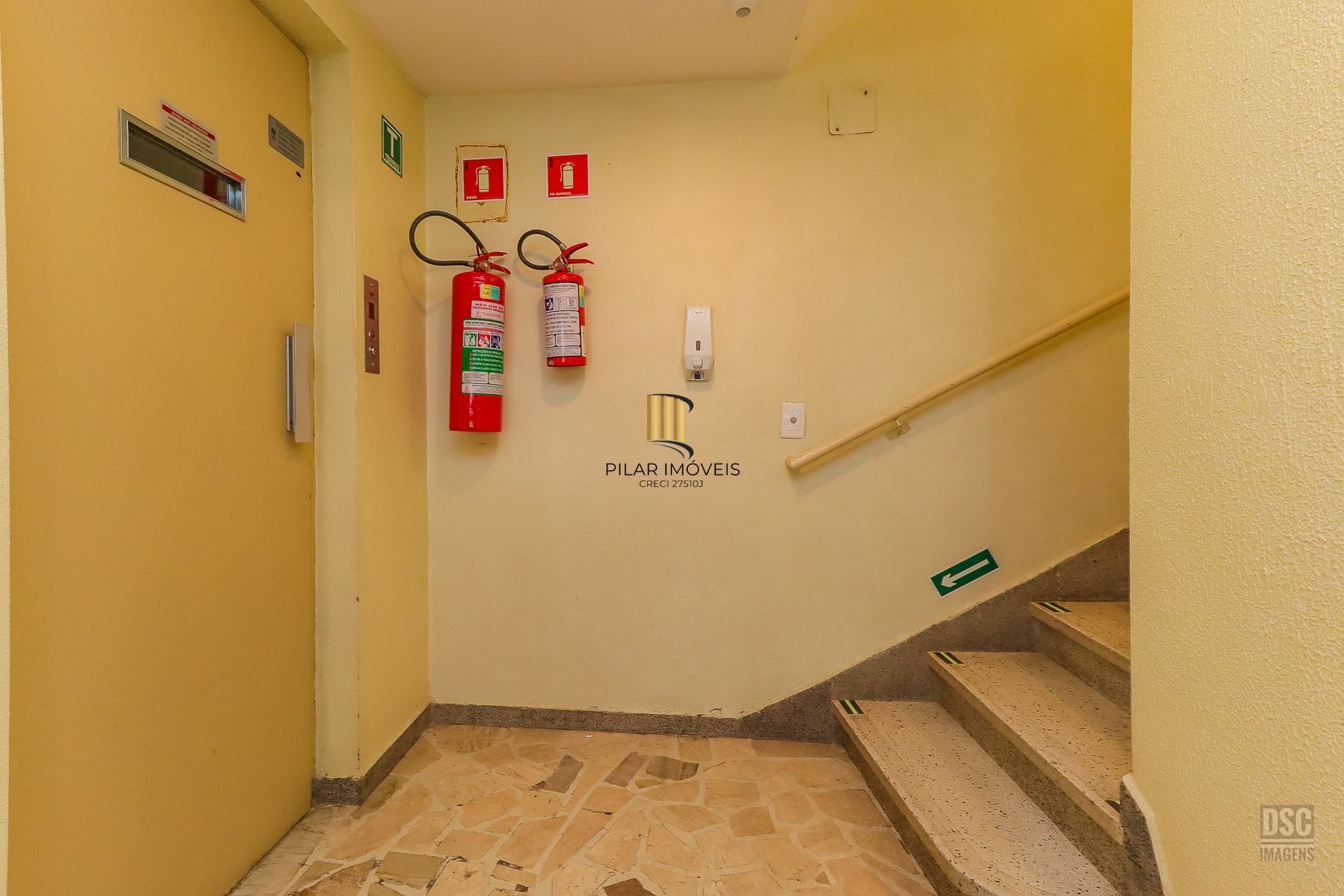 Amplo apartamento, 3 quartos (1 suíte) lavabo, escritório e 1 vaga - Petrópolis
