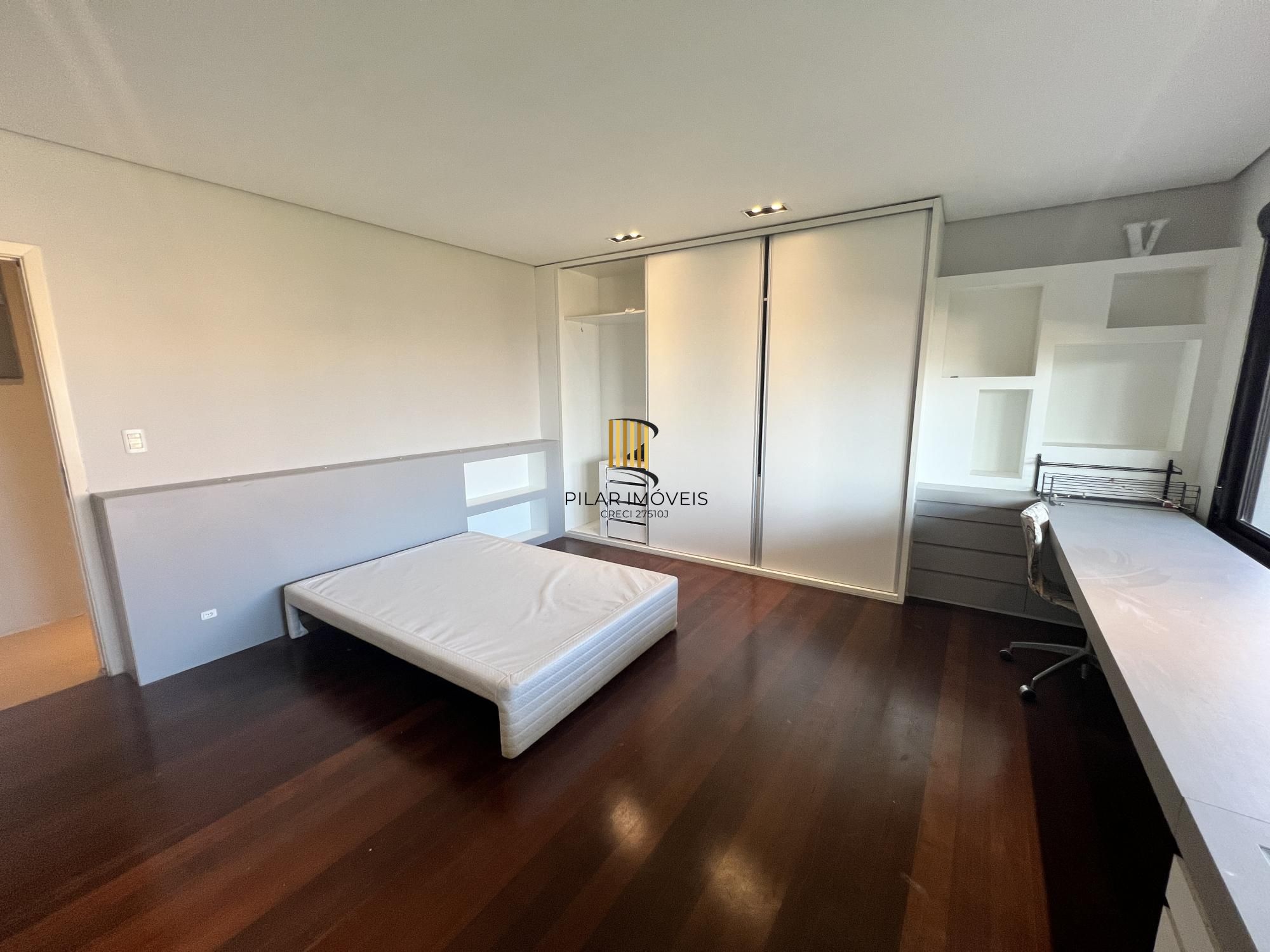 Belíssima casa no Bairro Tristeza com 645m²