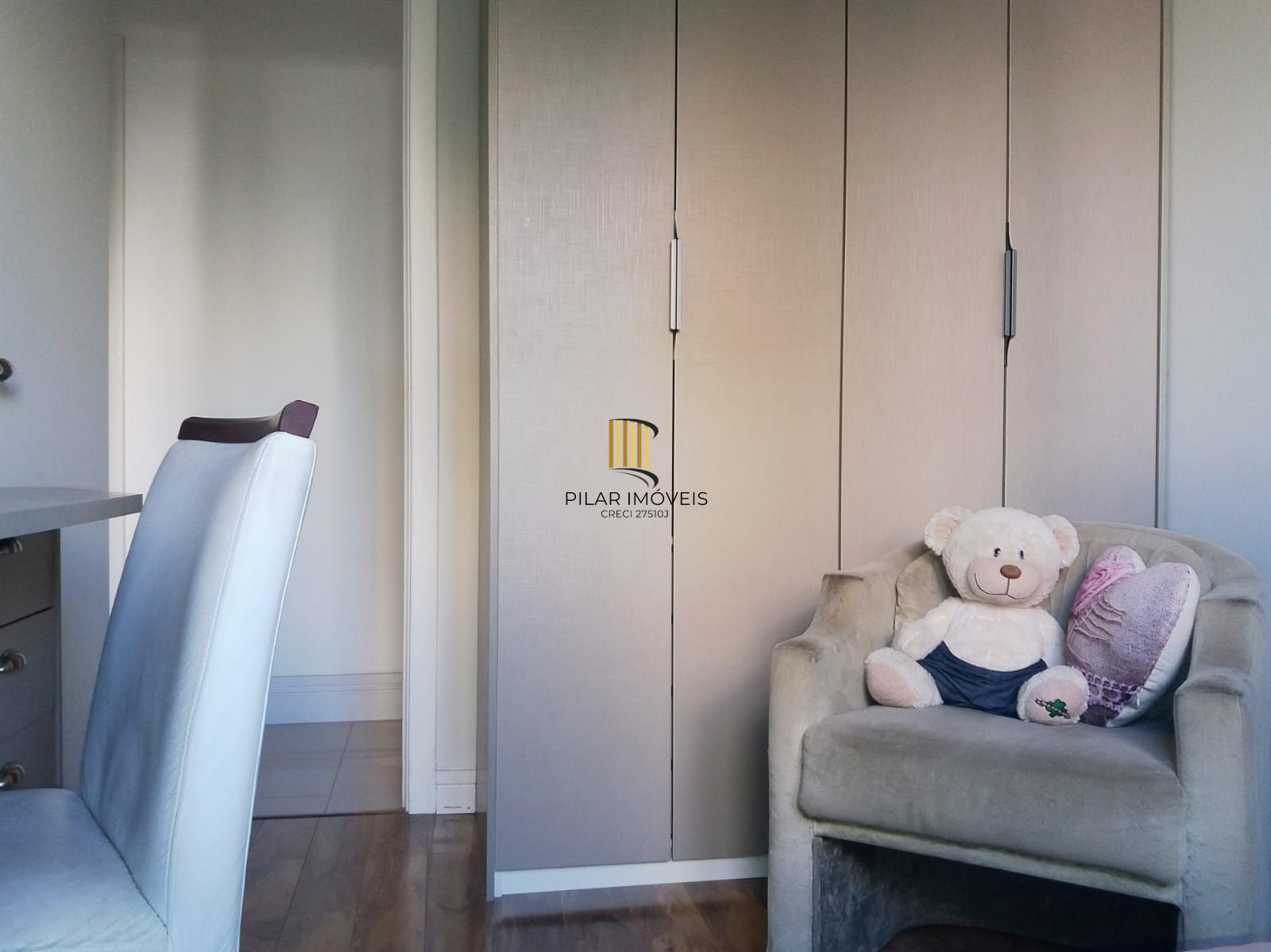 Lindo apartamento semi mobiliado, 3 quartos (1 suíte), churrasqueira e vaga.