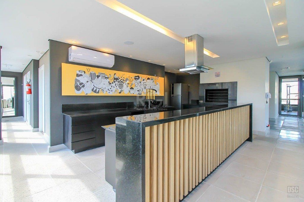 Semi mobiliado, 2 quartos (1 suíte) e 1 vaga. Infra completa e ótima localização