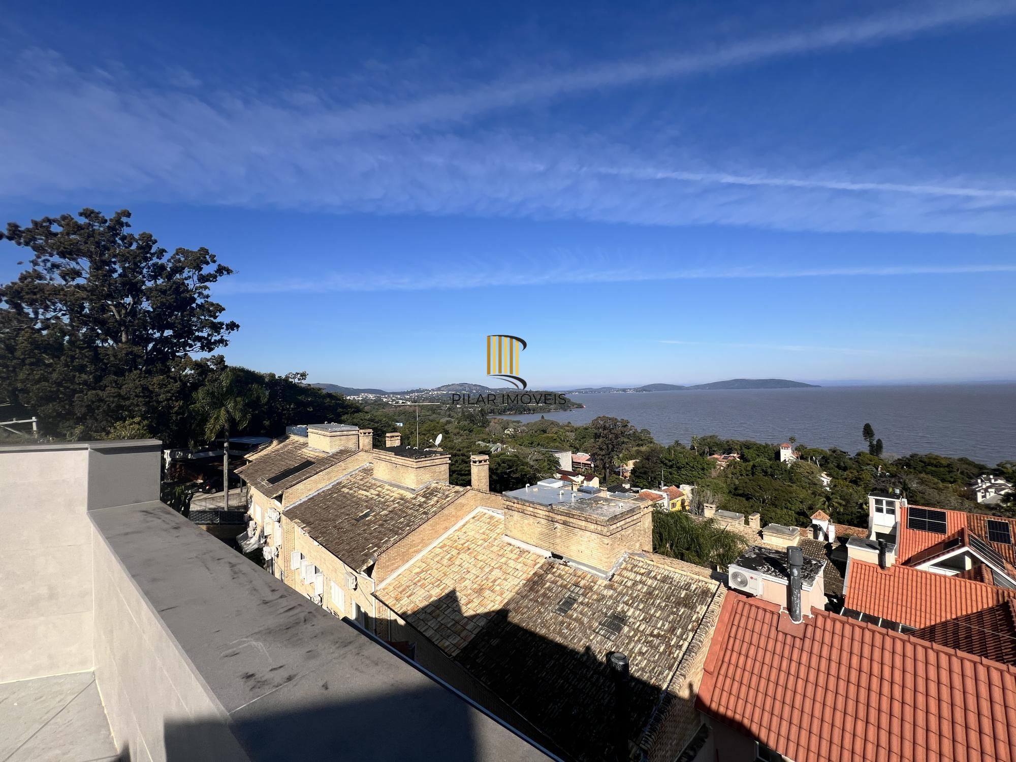 Belíssima casa no Bairro Tristeza com 645m²