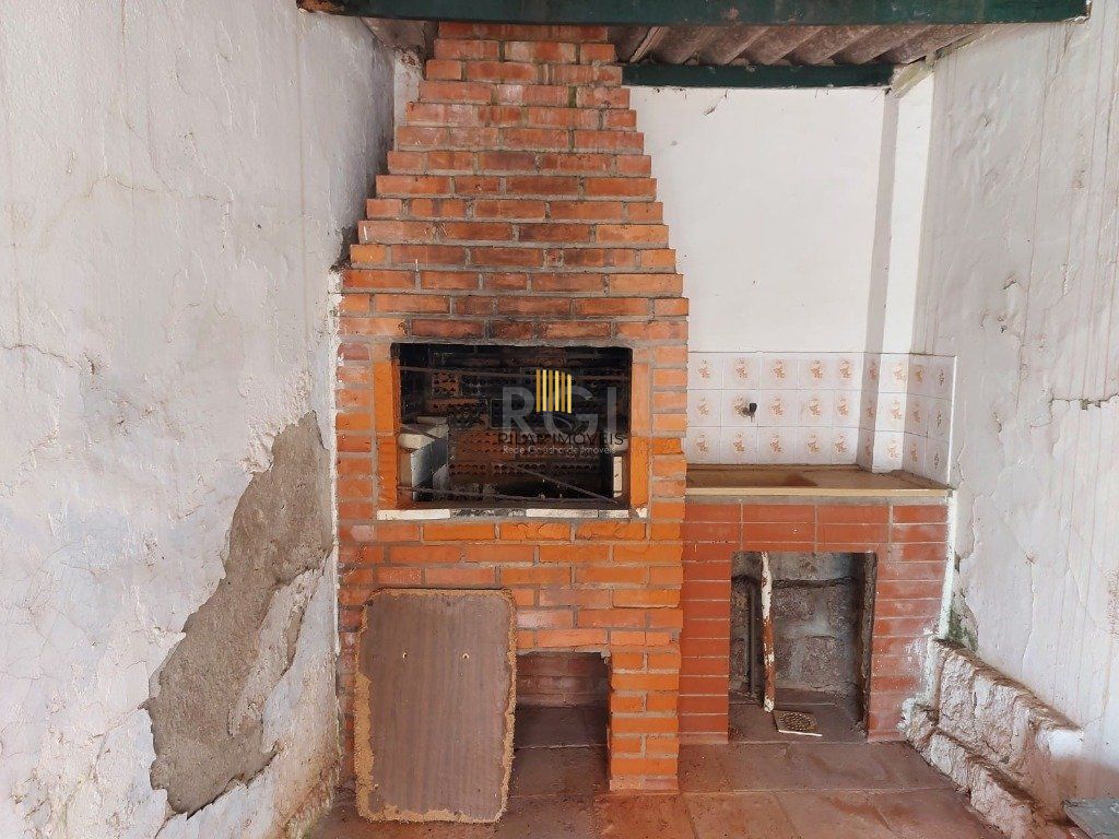 CASA COM CHURRASQUEIRA E GARAGEM PARA 2 CARROS