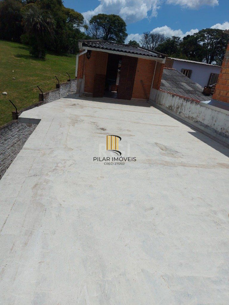 CASA COM CHURRASQUEIRA E GARAGEM PARA 2 CARROS