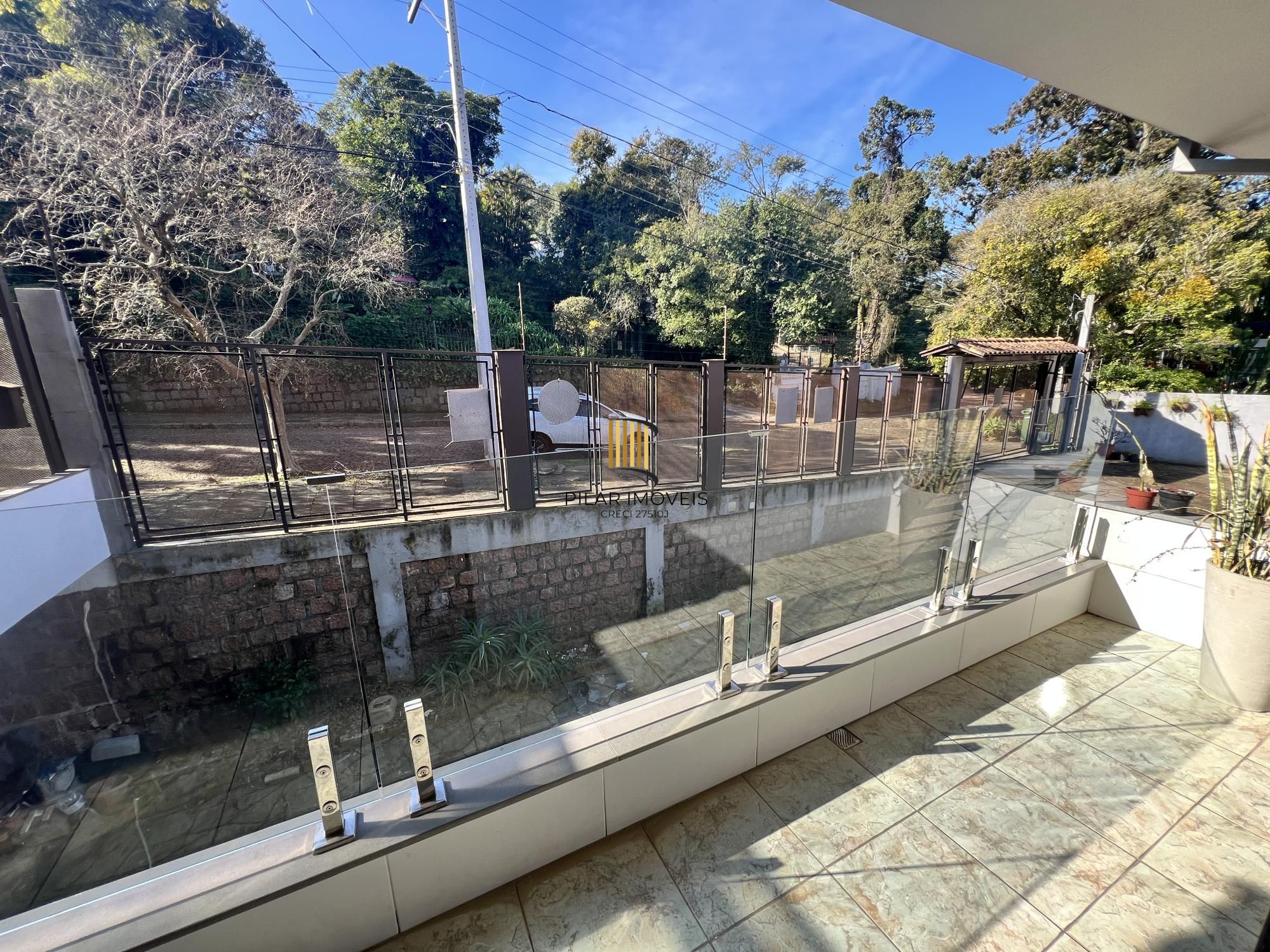 Belíssima casa no Bairro Tristeza com 645m²