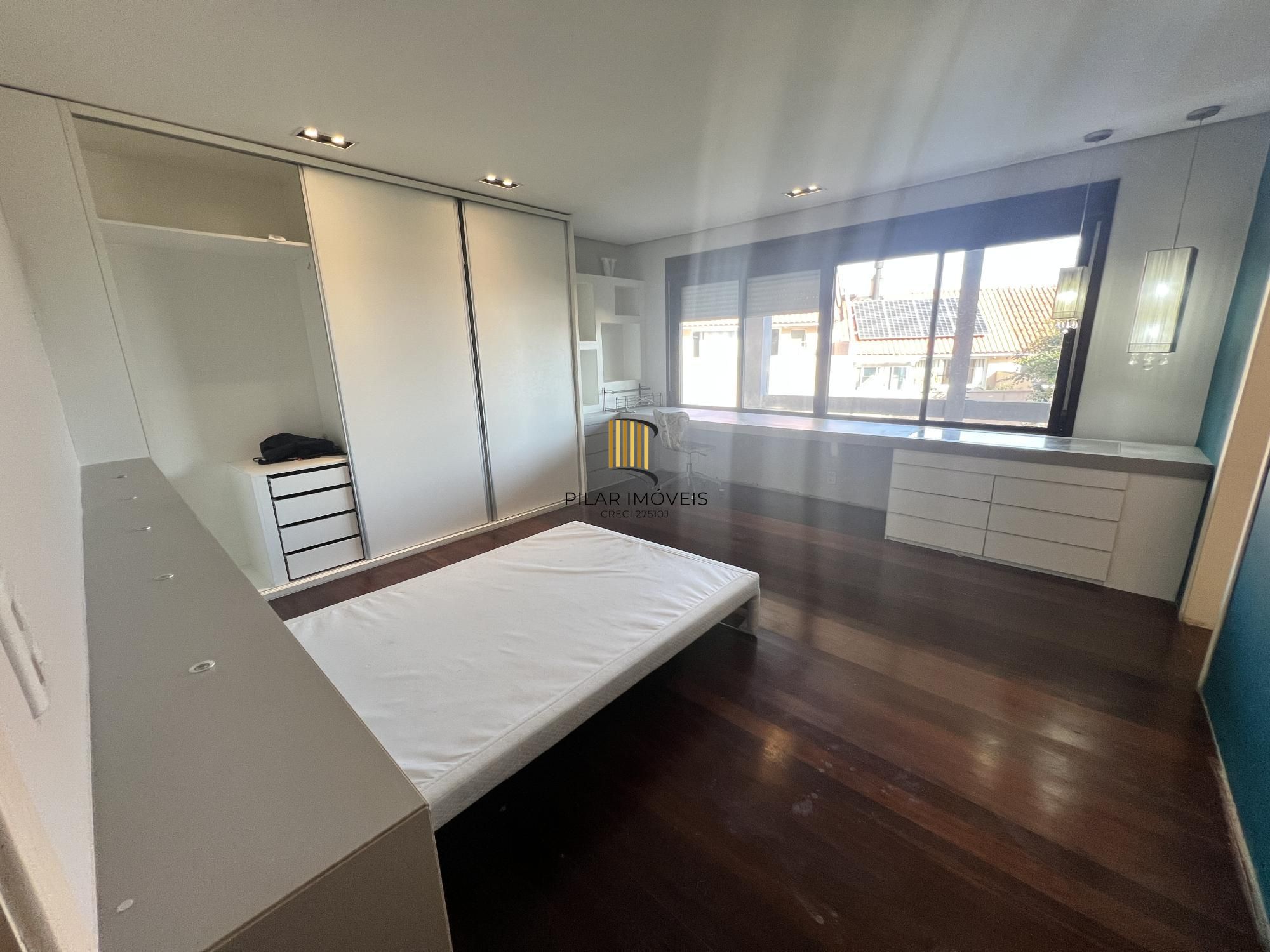 Belíssima casa no Bairro Tristeza com 645m²