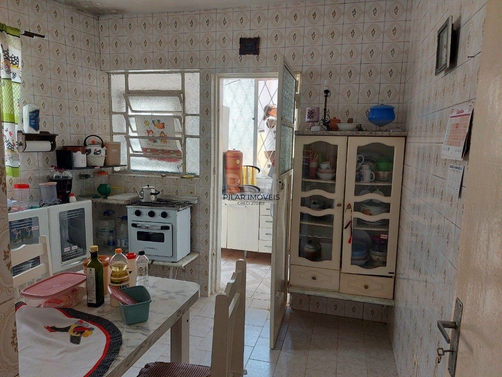 CASA COM CHURRASQUEIRA E GARAGEM PARA 2 CARROS