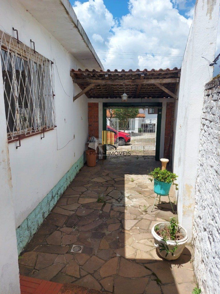CASA COM CHURRASQUEIRA E GARAGEM PARA 2 CARROS