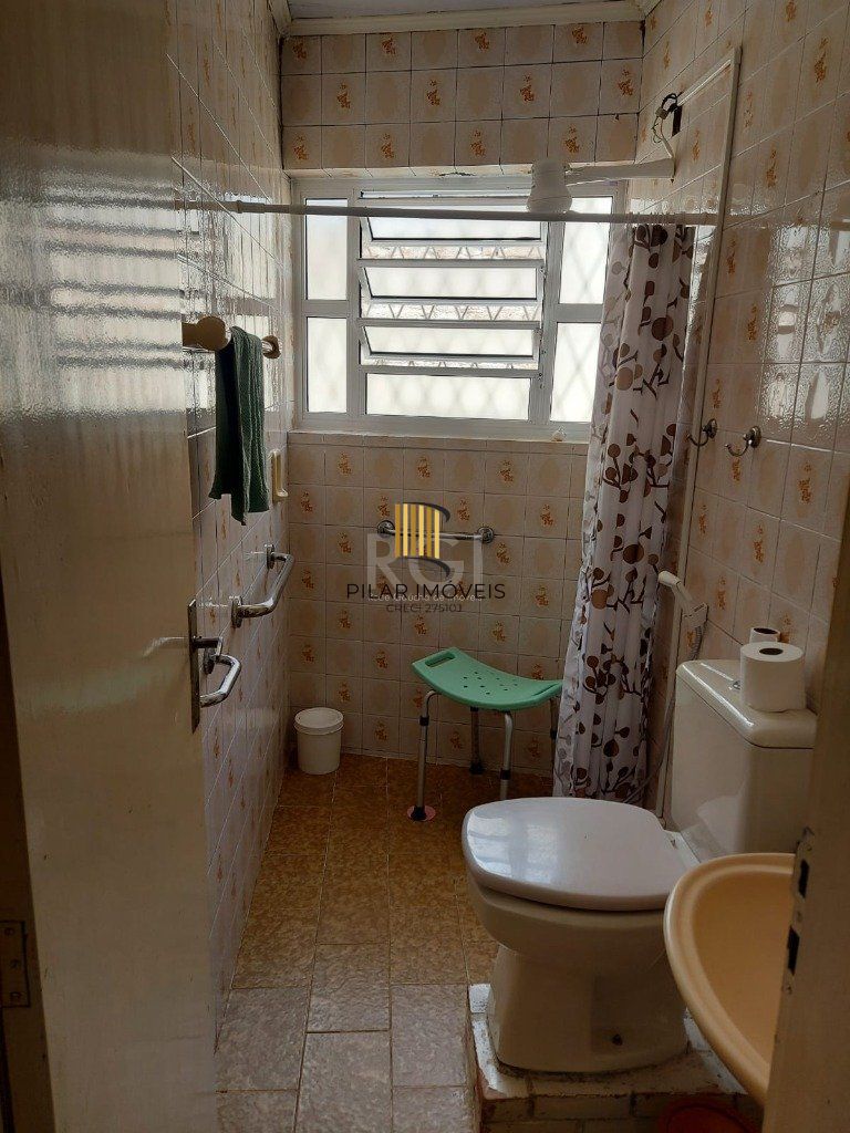 CASA COM CHURRASQUEIRA E GARAGEM PARA 2 CARROS