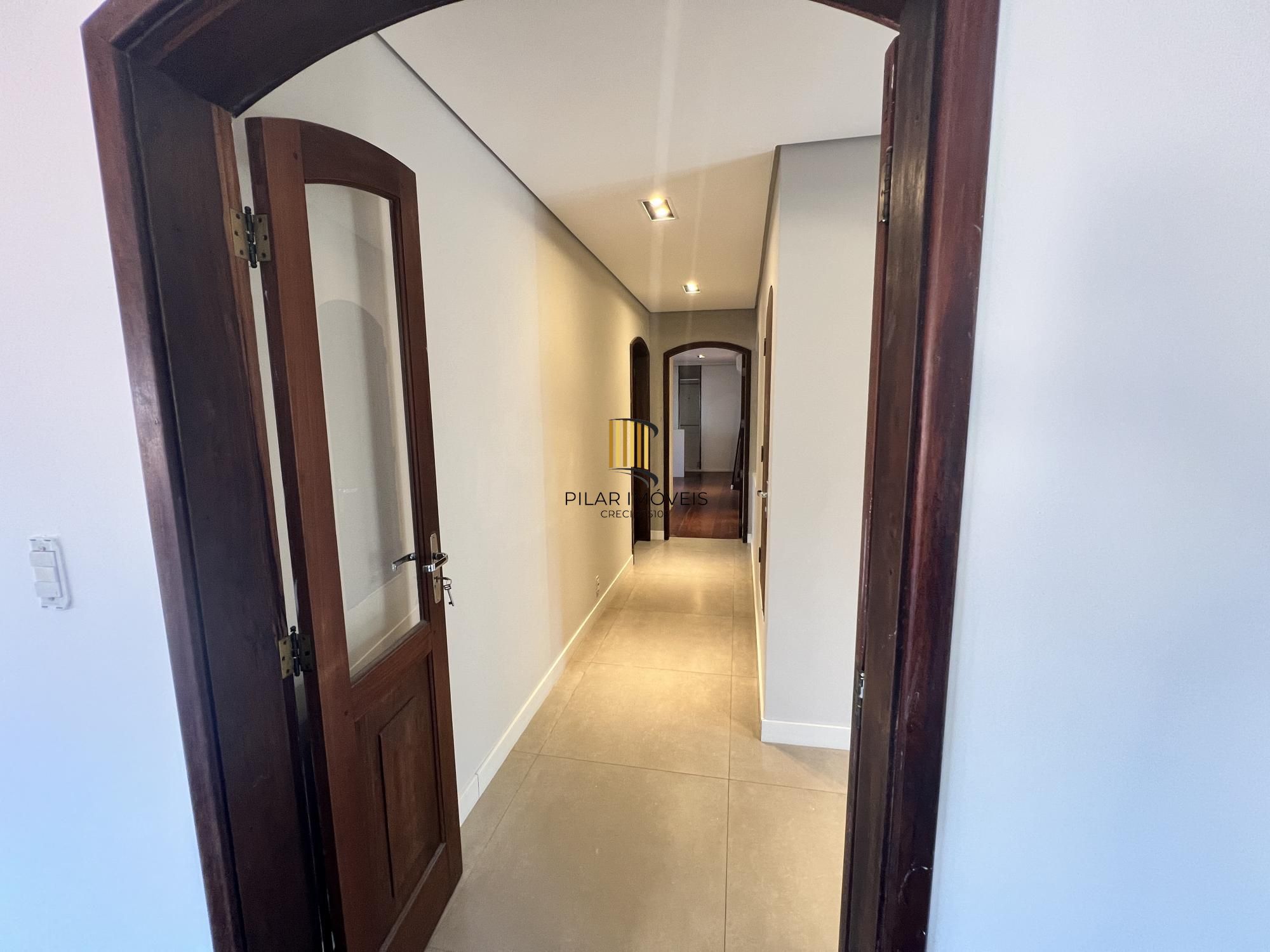 Belíssima casa no Bairro Tristeza com 645m²