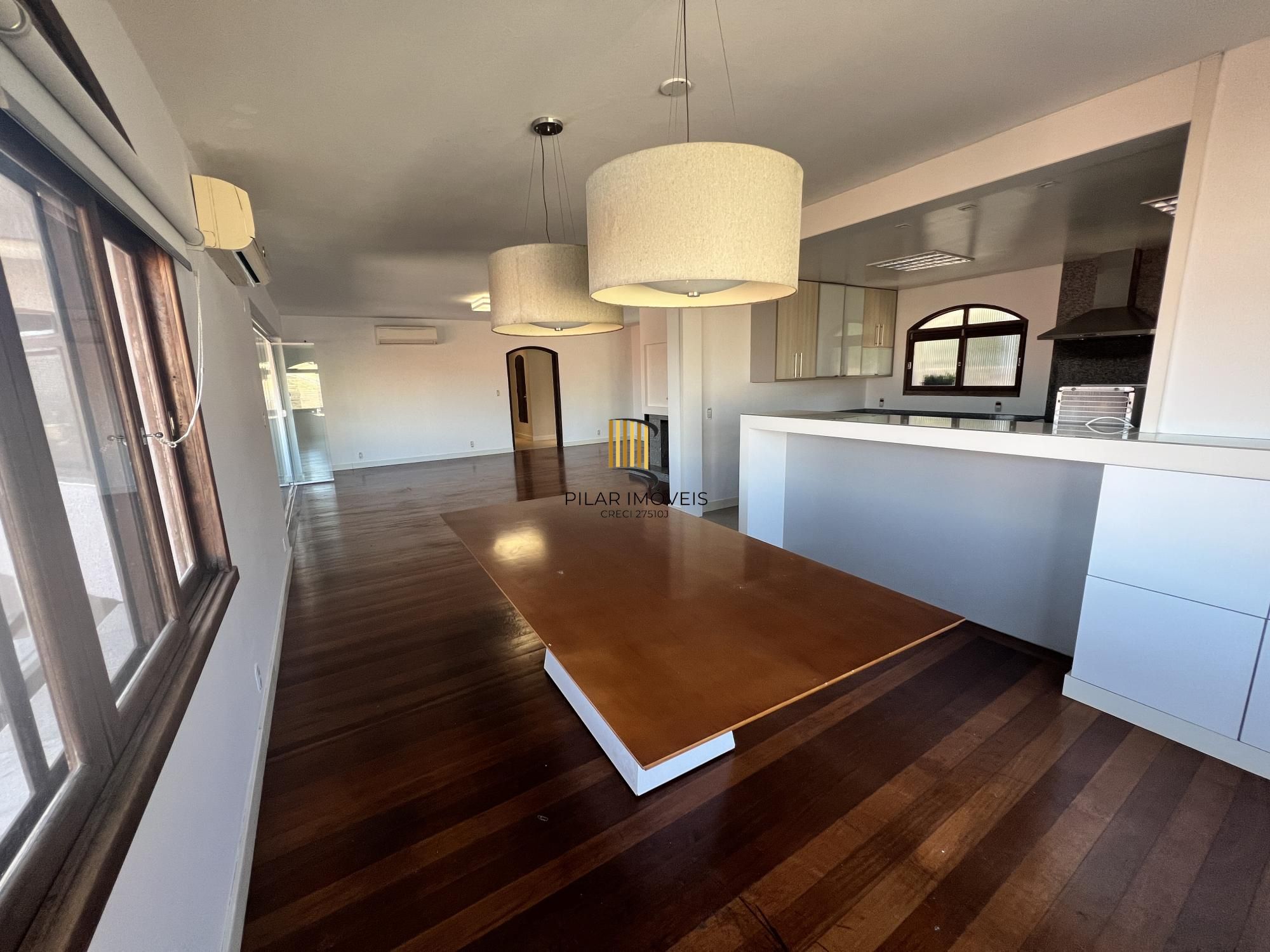 Belíssima casa no Bairro Tristeza com 645m²