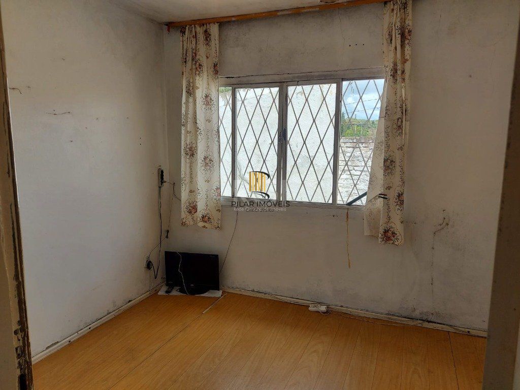 CASA COM CHURRASQUEIRA E GARAGEM PARA 2 CARROS