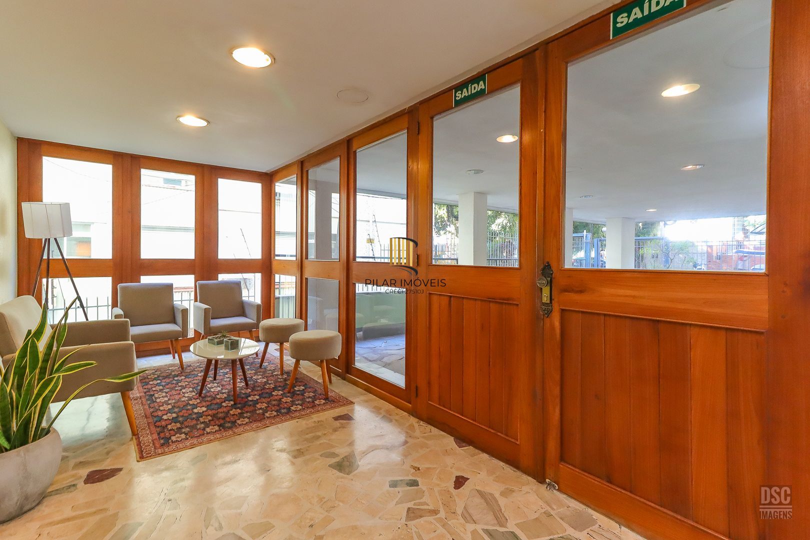Amplo apartamento, 3 quartos (1 suíte) lavabo, escritório e 1 vaga - Petrópolis