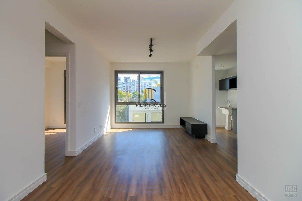 Semi mobiliado, 2 quartos (1 suíte) e 1 vaga. Infra completa e ótima localização