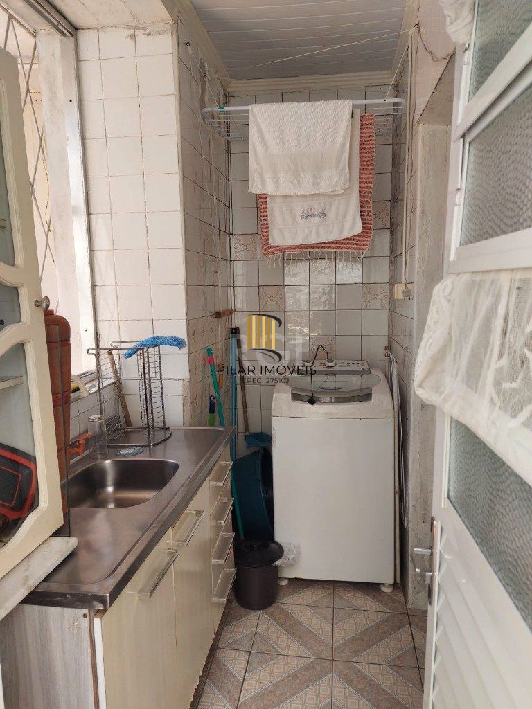 CASA COM CHURRASQUEIRA E GARAGEM PARA 2 CARROS