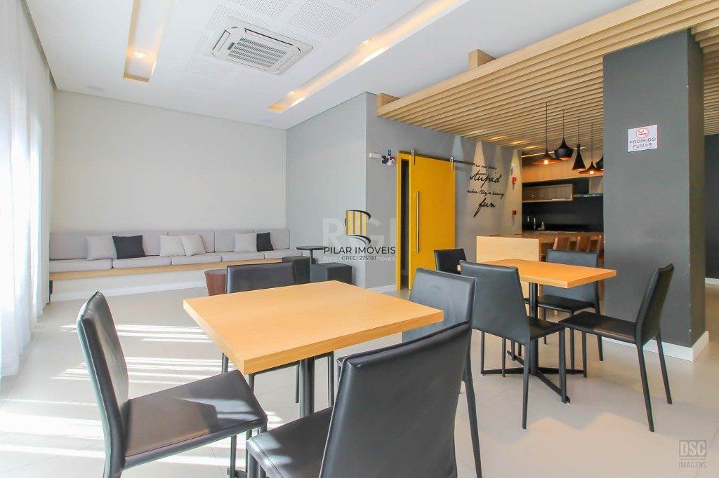 Semi mobiliado, 2 quartos (1 suíte) e 1 vaga. Infra completa e ótima localização