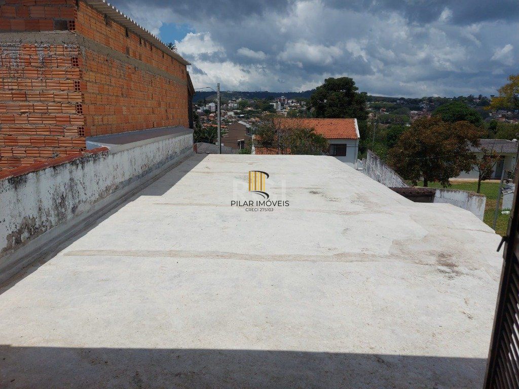 CASA COM CHURRASQUEIRA E GARAGEM PARA 2 CARROS