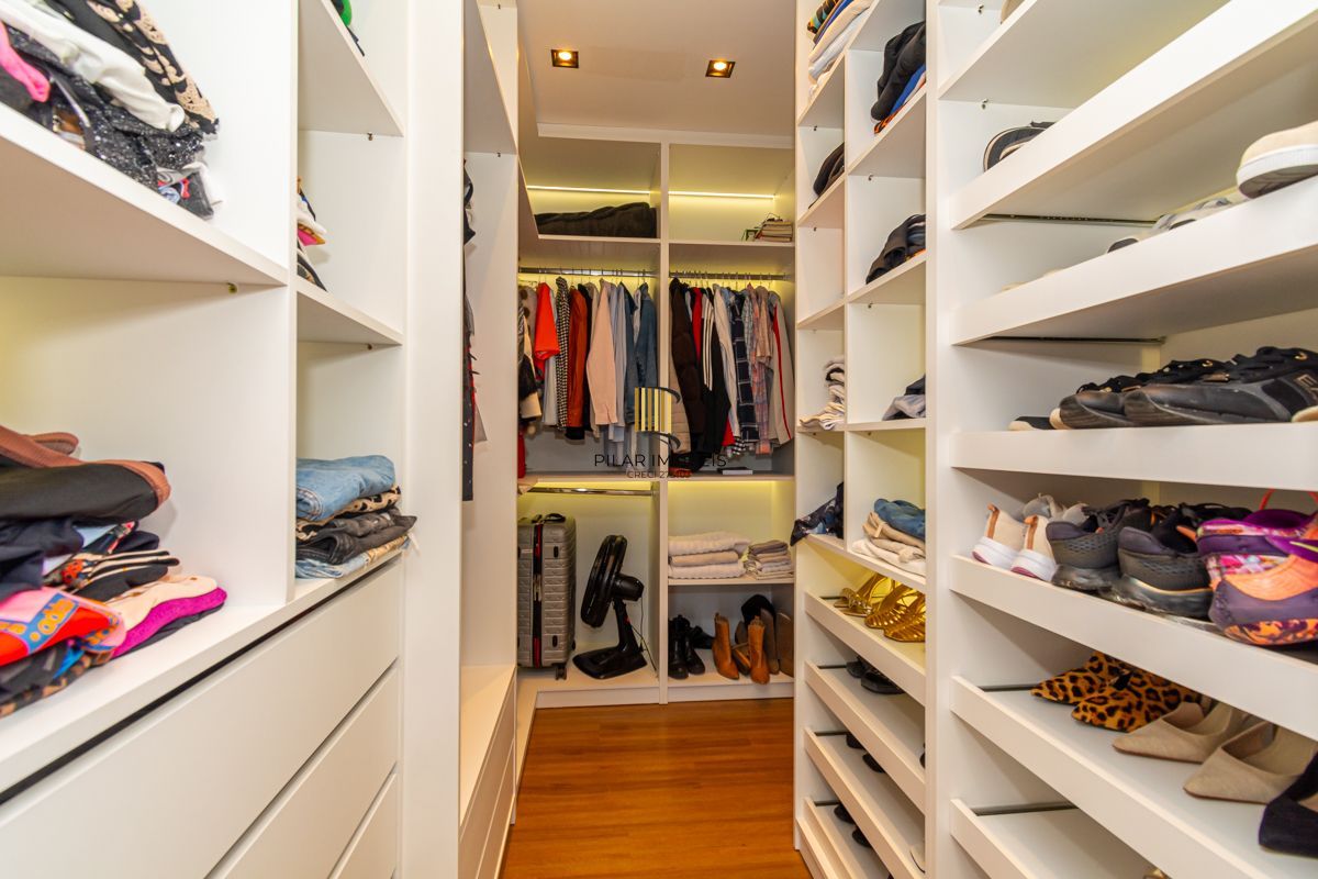 Casa de alto padrão no condomínio Vale dos Lírios