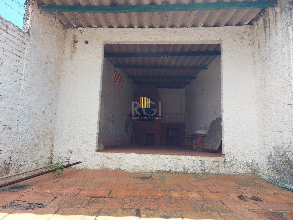 CASA COM CHURRASQUEIRA E GARAGEM PARA 2 CARROS