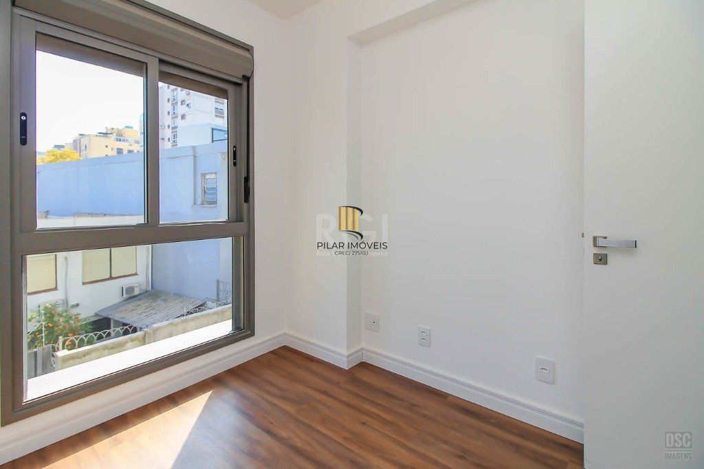 Semi mobiliado, 2 quartos (1 suíte) e 1 vaga. Infra completa e ótima localização