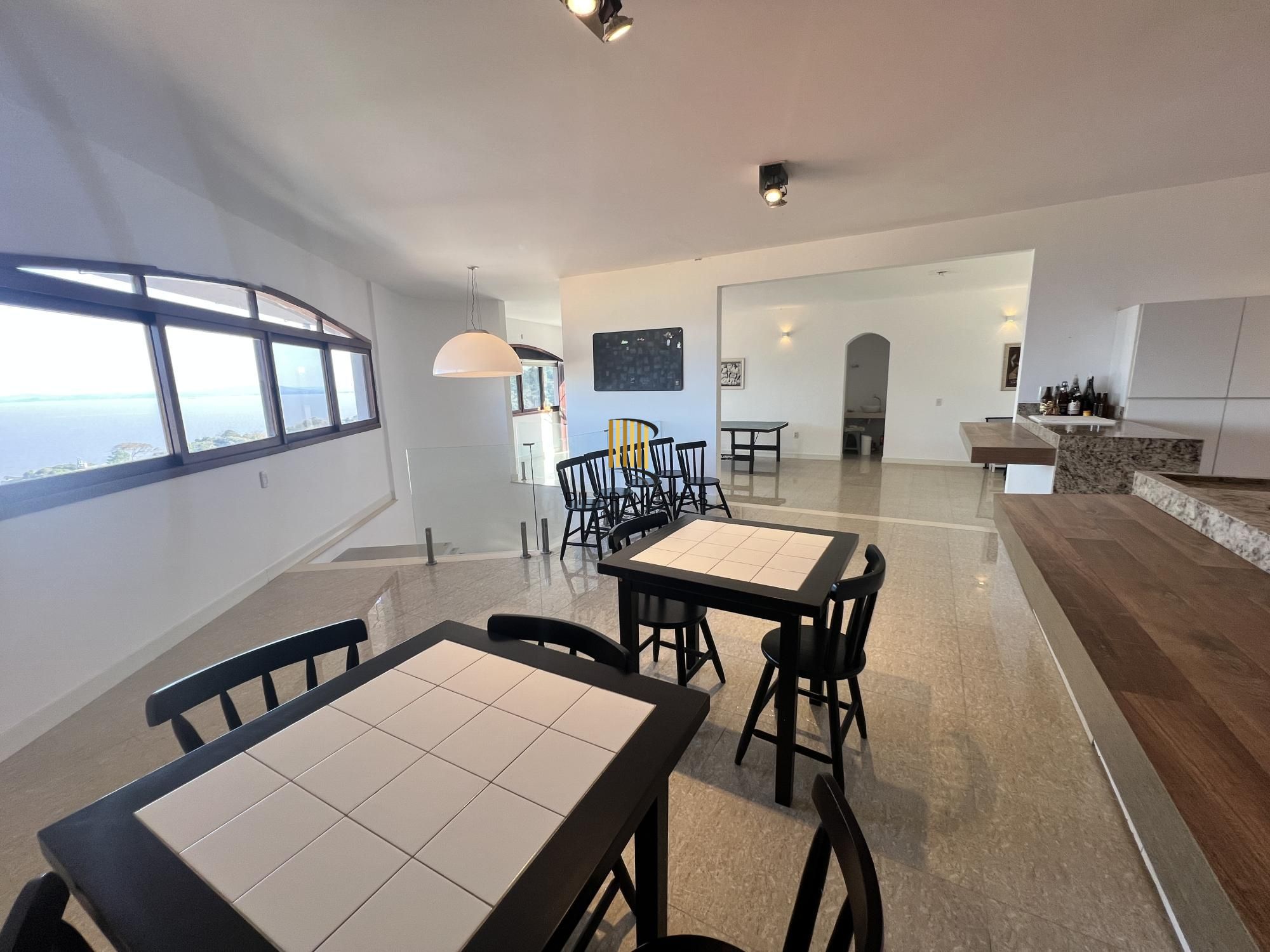 Belíssima casa no Bairro Tristeza com 645m²