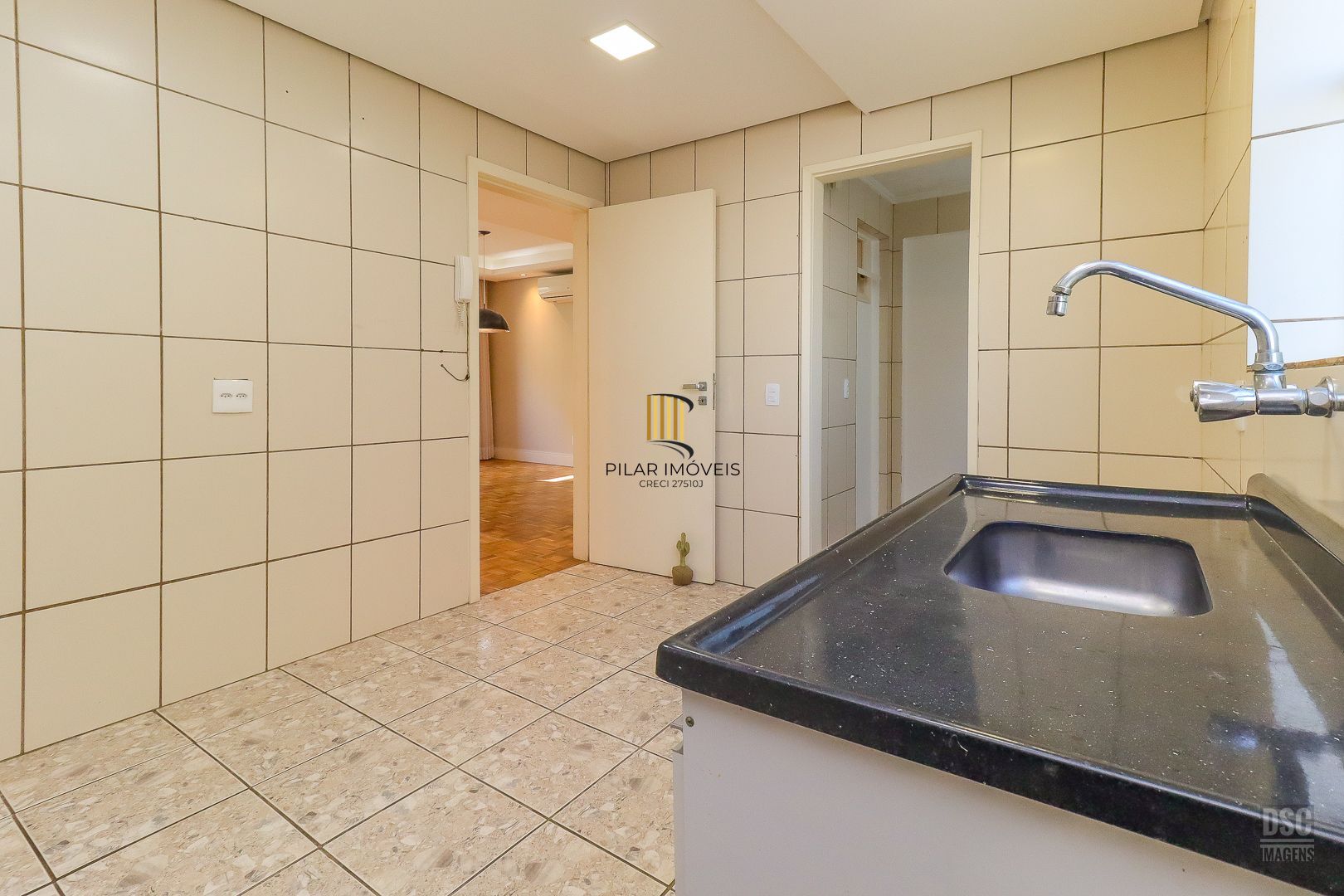 Amplo apartamento, 3 quartos (1 suíte) lavabo, escritório e 1 vaga - Petrópolis