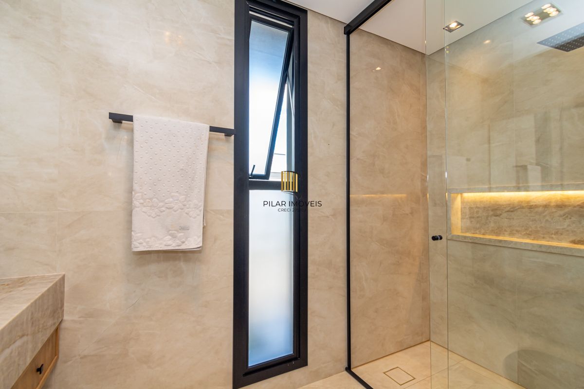 Casa de alto padrão no condomínio Vale dos Lírios