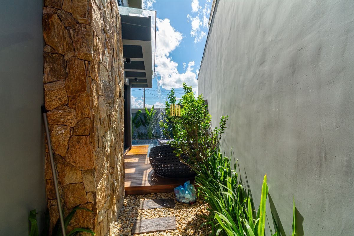 Casa de alto padrão no condomínio Vale dos Lírios