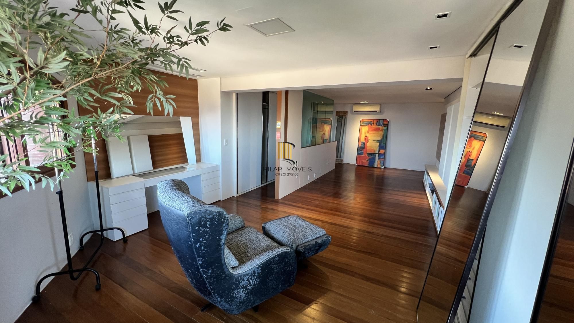 Belíssima casa no Bairro Tristeza com 645m²