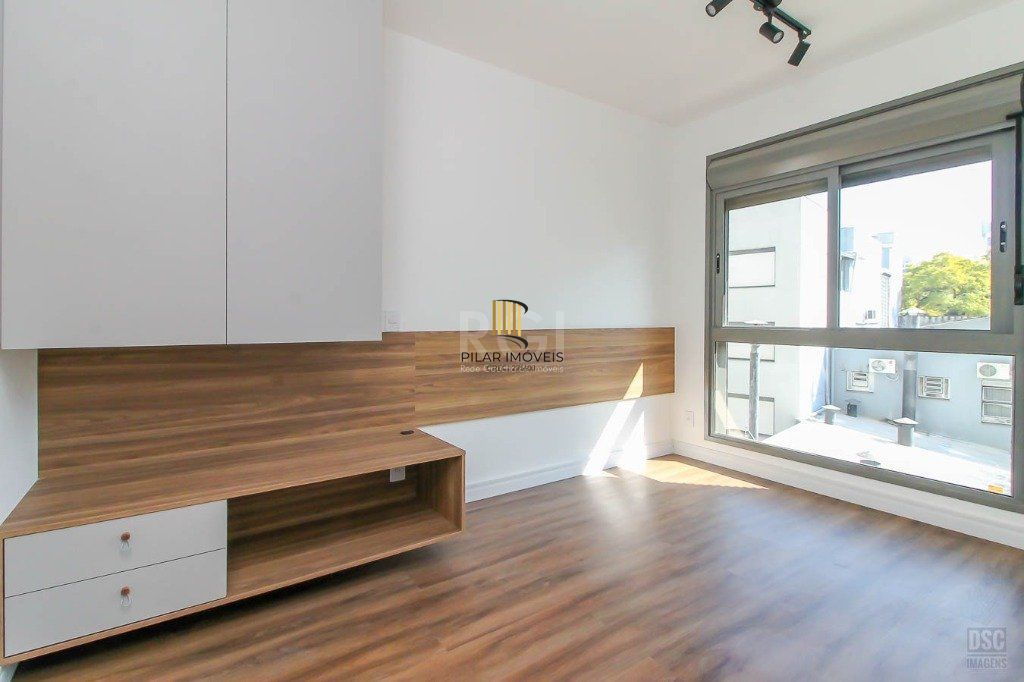 Semi mobiliado, 2 quartos (1 suíte) e 1 vaga. Infra completa e ótima localização