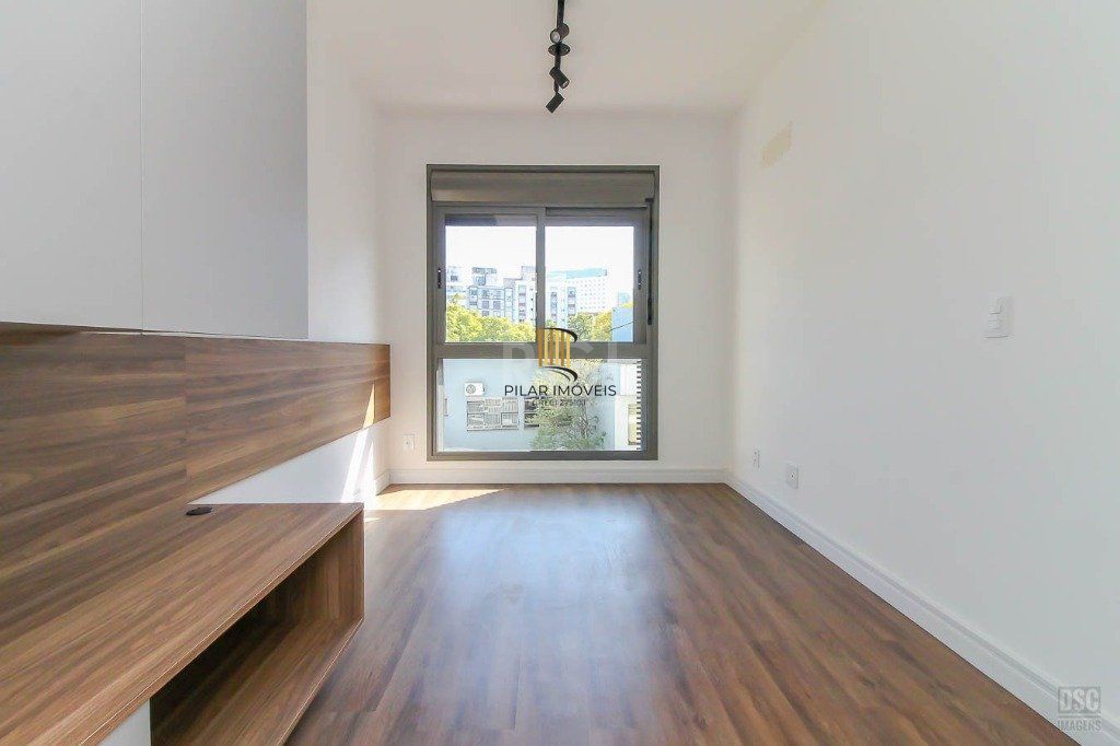 Semi mobiliado, 2 quartos (1 suíte) e 1 vaga. Infra completa e ótima localização