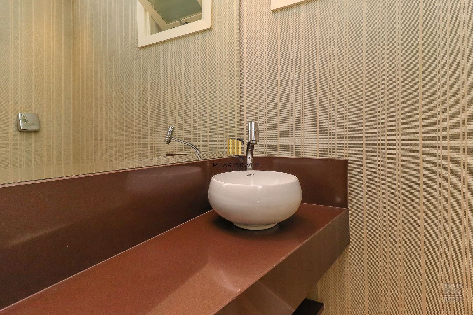 Amplo apartamento, 3 quartos (1 suíte) lavabo, escritório e 1 vaga - Petrópolis