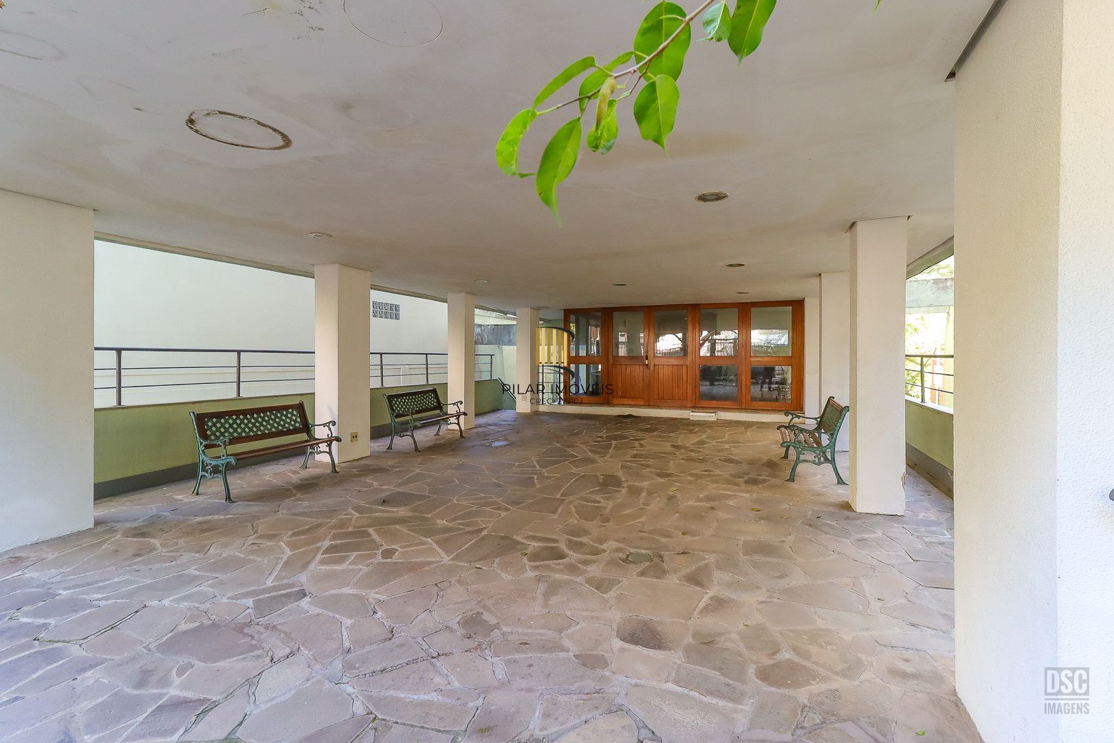 Amplo apartamento, 3 quartos (1 suíte) lavabo, escritório e 1 vaga - Petrópolis