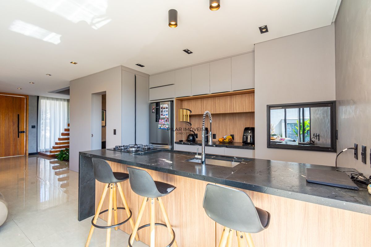 Casa de alto padrão no condomínio Vale dos Lírios