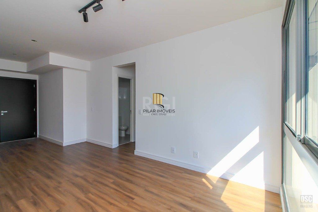 Semi mobiliado, 2 quartos (1 suíte) e 1 vaga. Infra completa e ótima localização