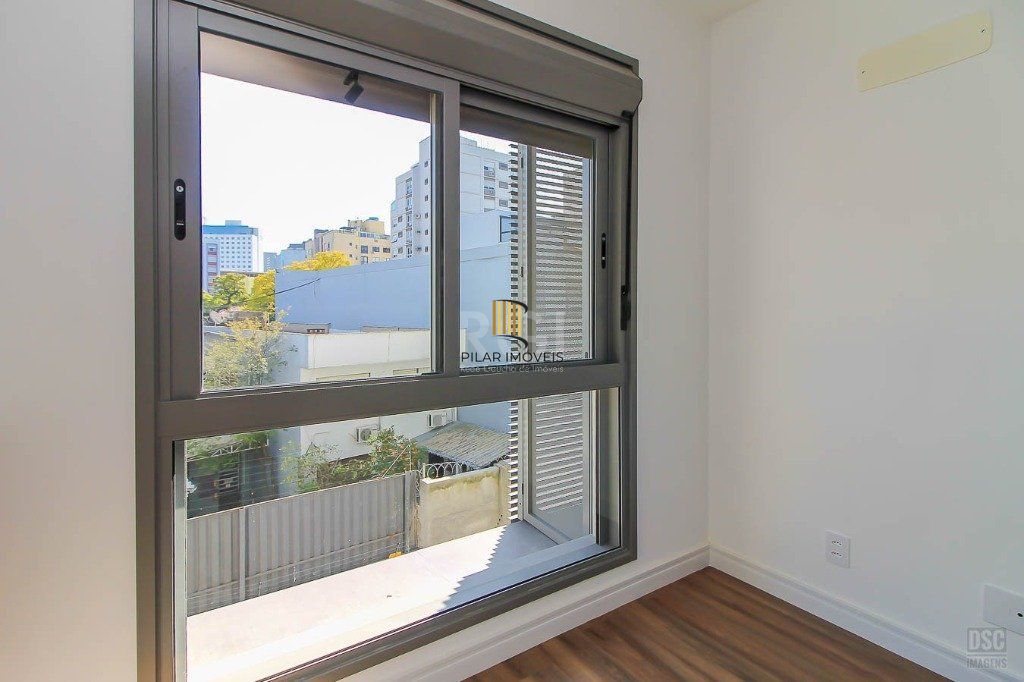 Semi mobiliado, 2 quartos (1 suíte) e 1 vaga. Infra completa e ótima localização