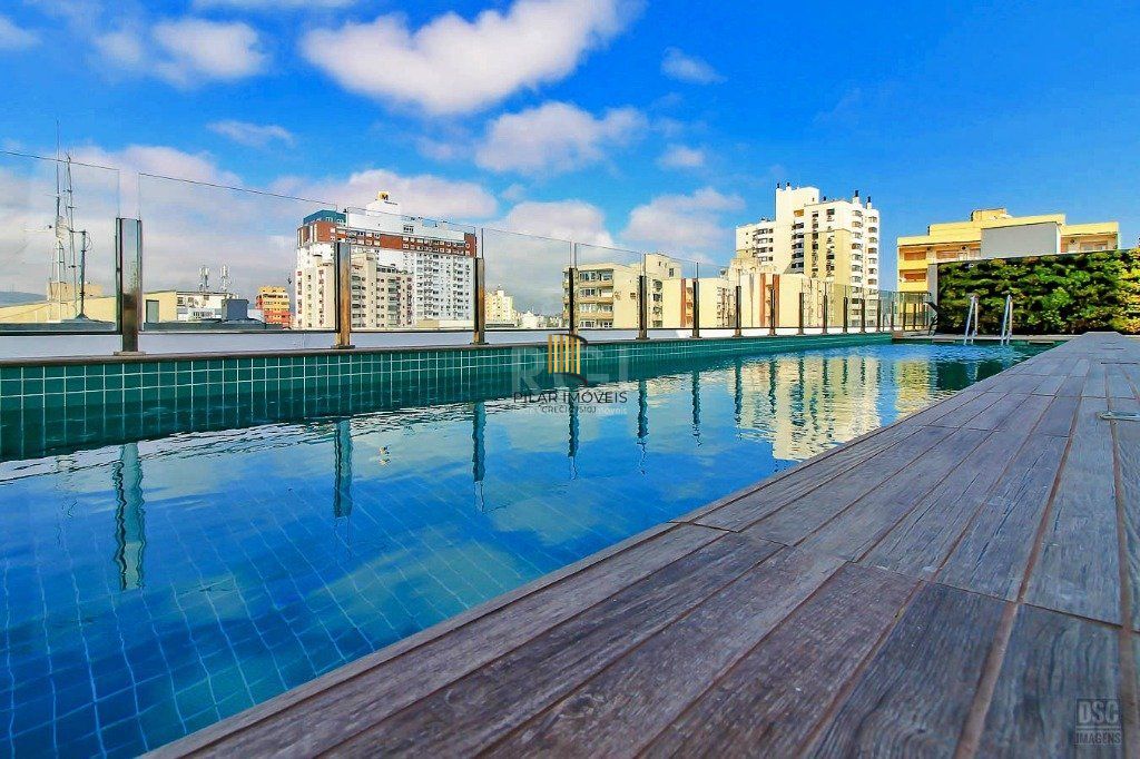 Semi mobiliado, 2 quartos (1 suíte) e 1 vaga. Infra completa e ótima localização