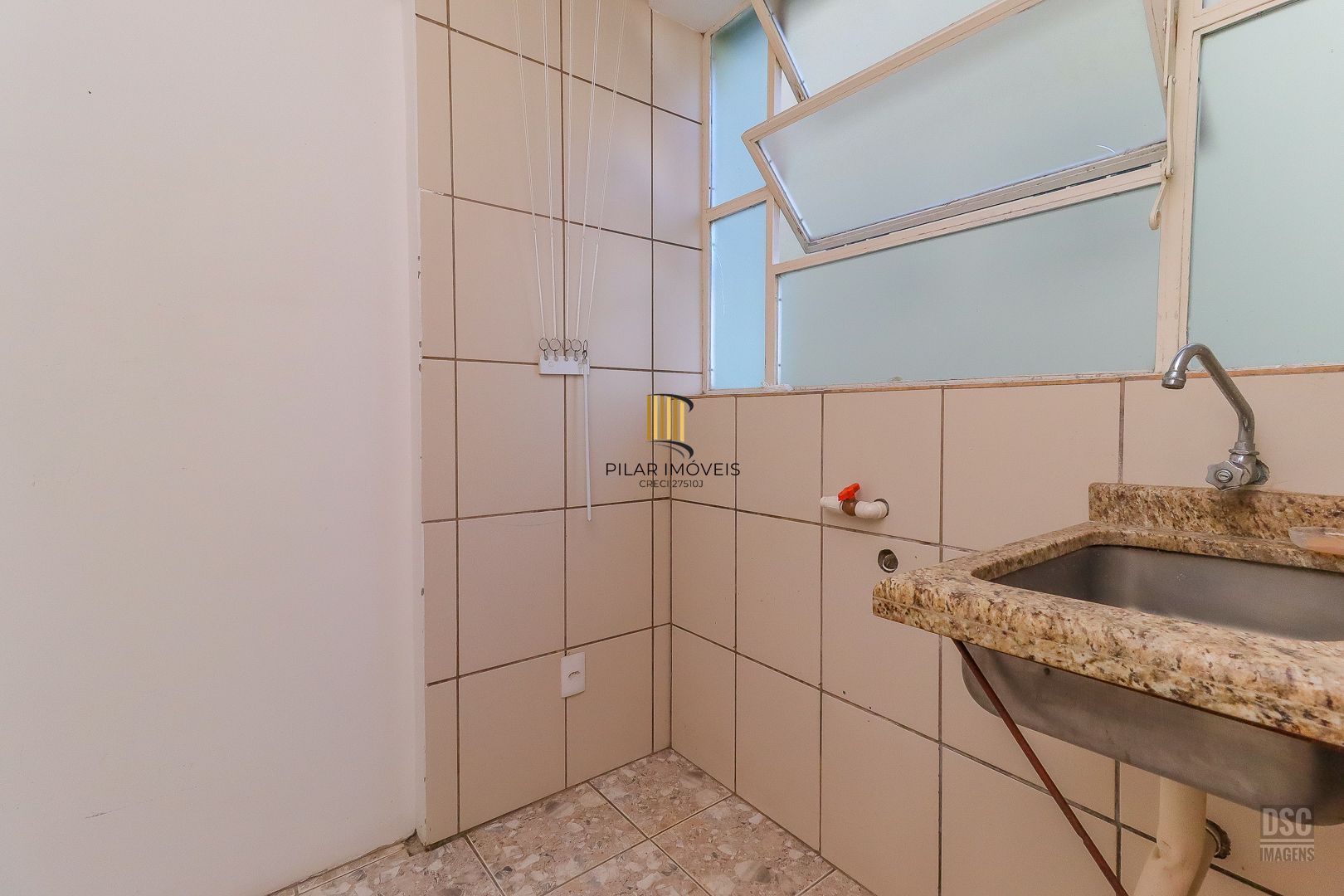 Amplo apartamento, 3 quartos (1 suíte) lavabo, escritório e 1 vaga - Petrópolis