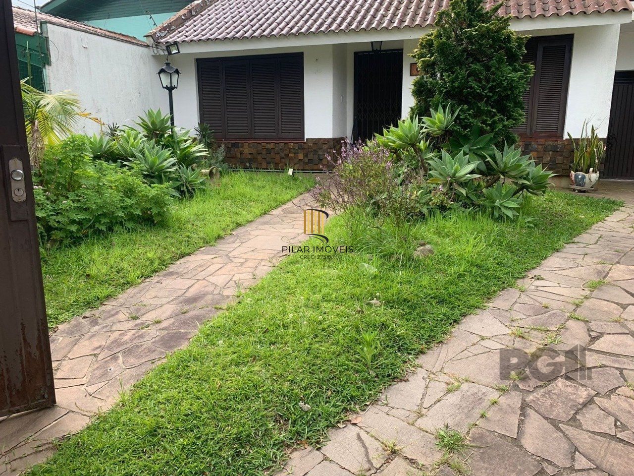 Casa 3 dormitórios no bairro Guarujá - Pilar Imóveis