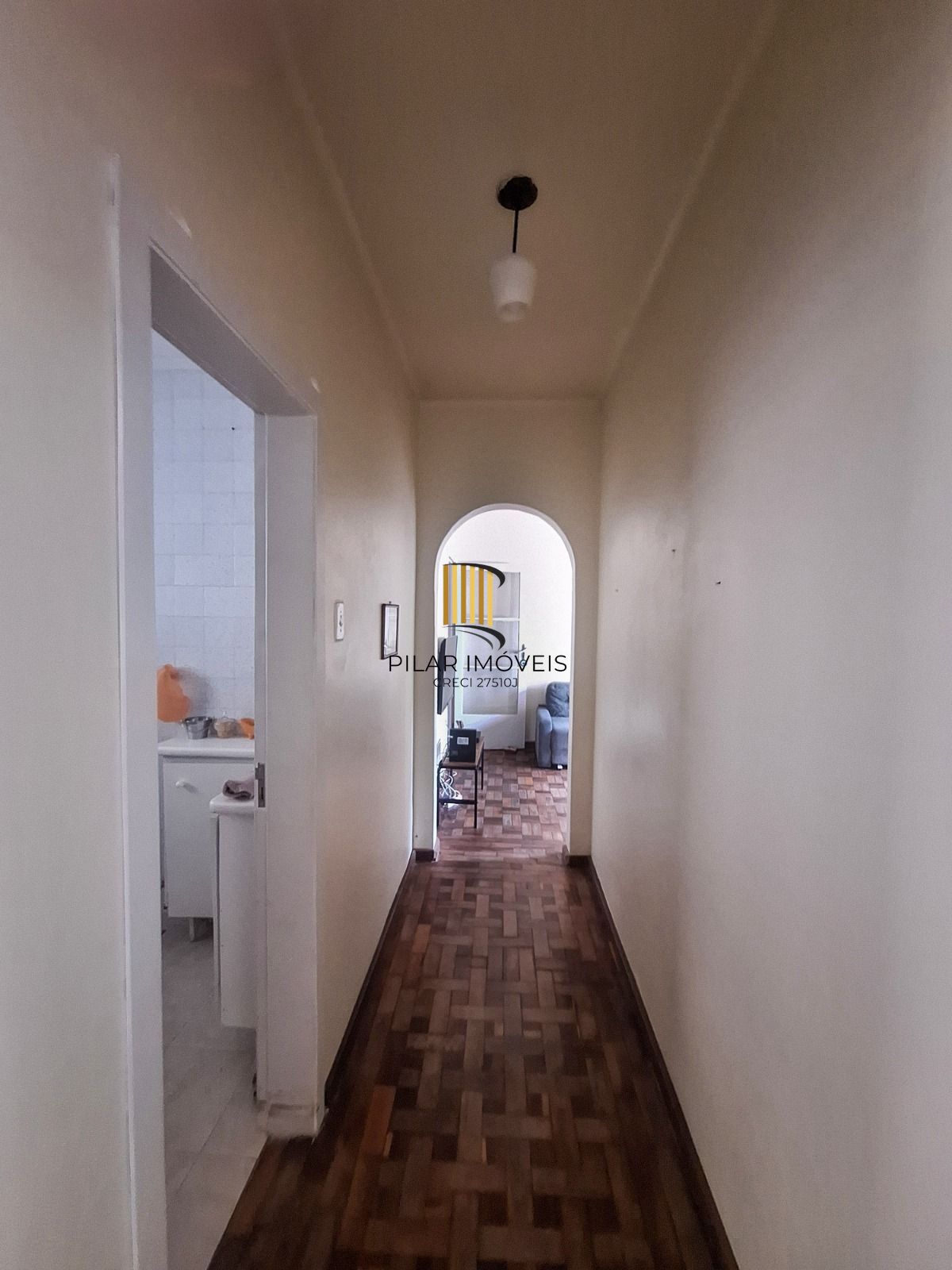 Apartamento térreo com 2 dormitórios e amplo pátio no bairro Floresta