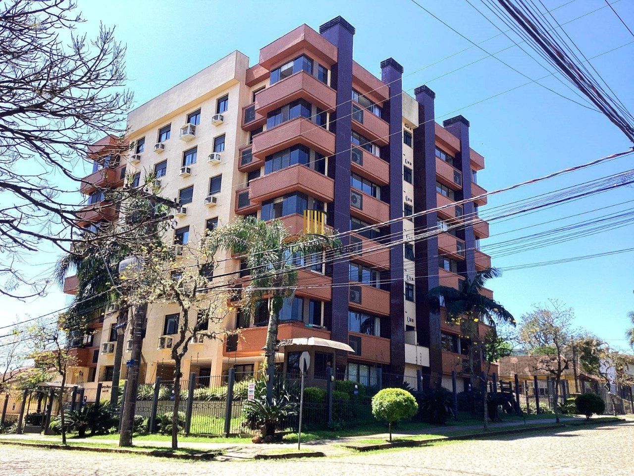 Apartamento 3 dormitórios, sendo 1 suíte, no bairro Cristal, Porto Alegre-RS. - Pilar Imóveis