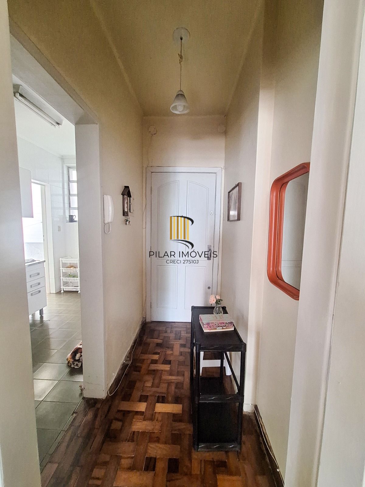 Apartamento térreo com 2 dormitórios e amplo pátio no bairro Floresta