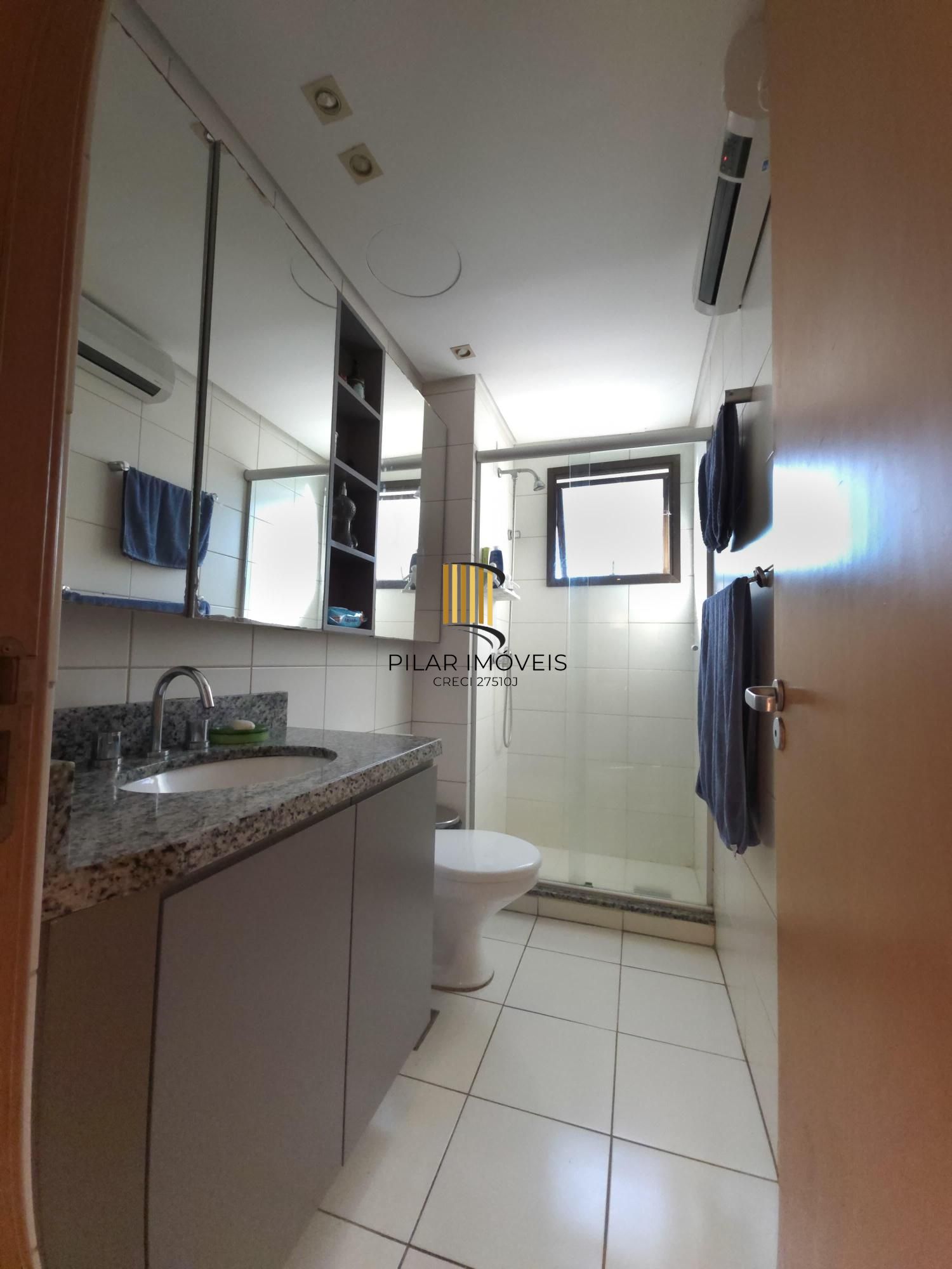 Apartamento com amplo living, duas vagas próximo ao Iguatemi