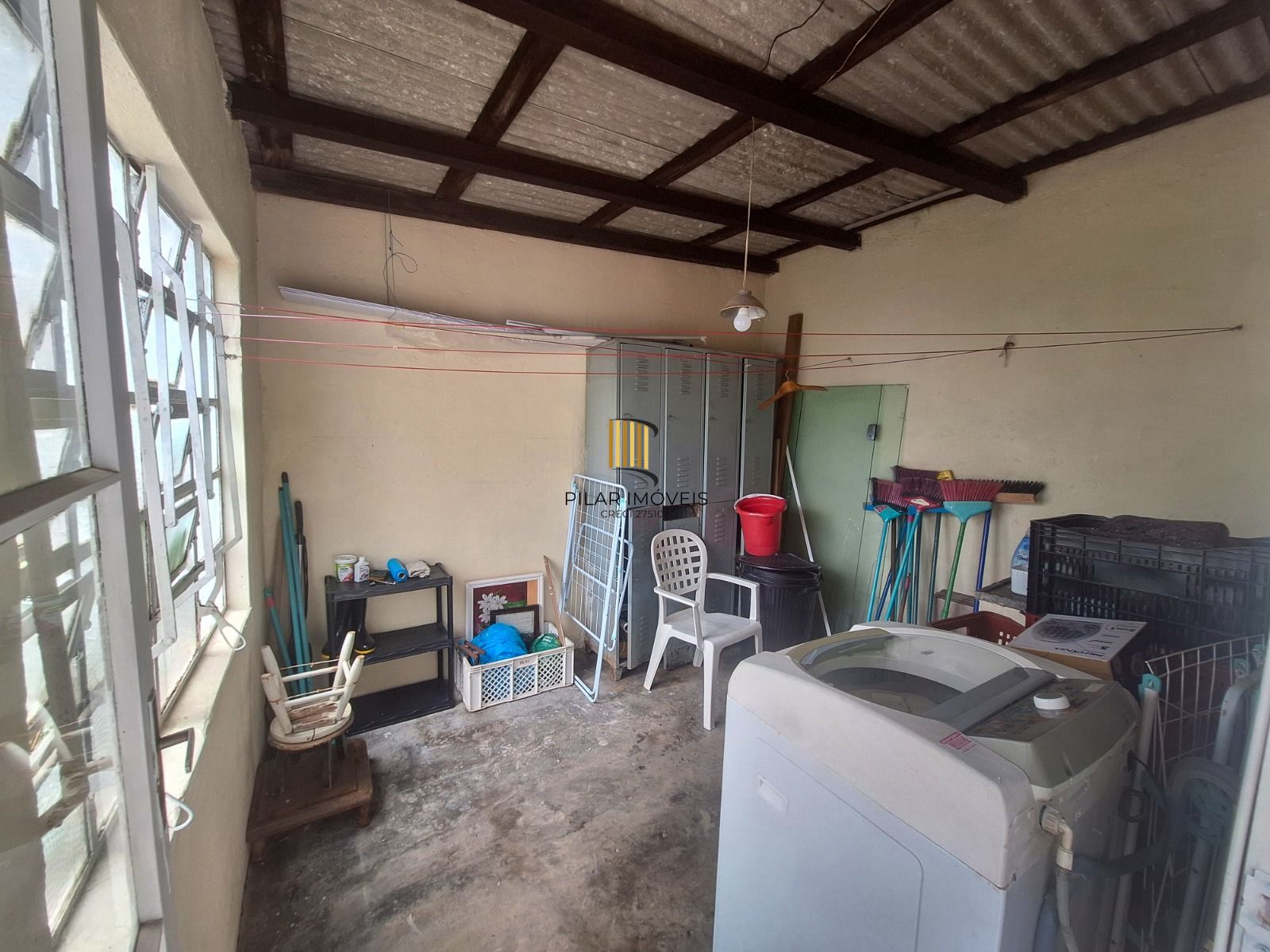 Apartamento térreo com 2 dormitórios e amplo pátio no bairro Floresta