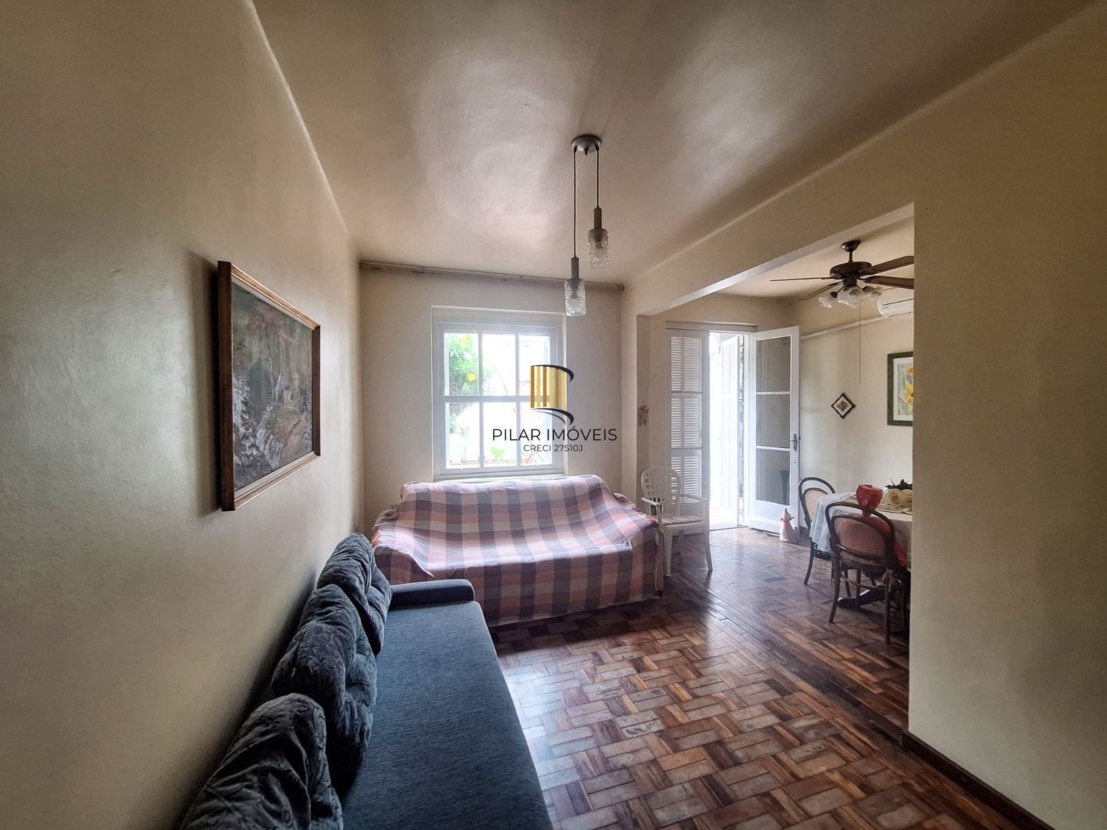 Apartamento térreo com 2 dormitórios e amplo pátio no bairro Floresta