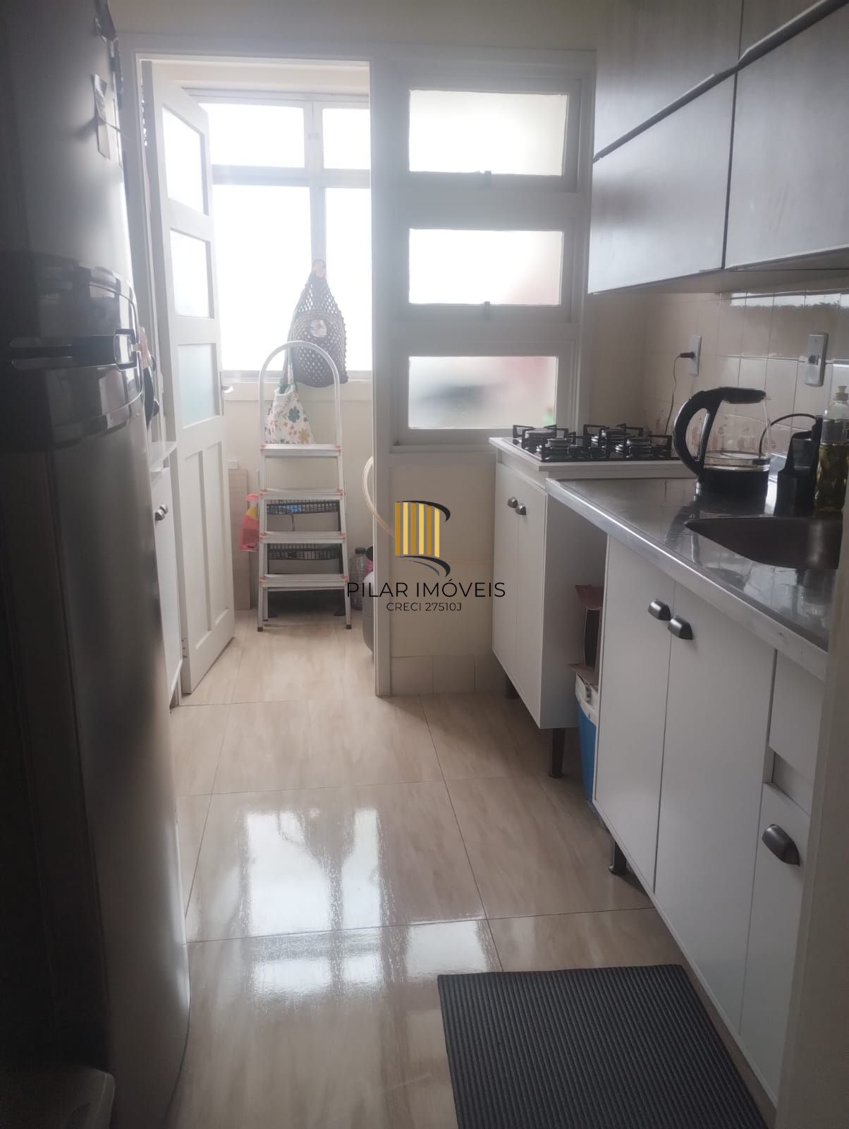 Apartamento 02 dormitótios na Av. Cavalhada com elevador e salão de festas.