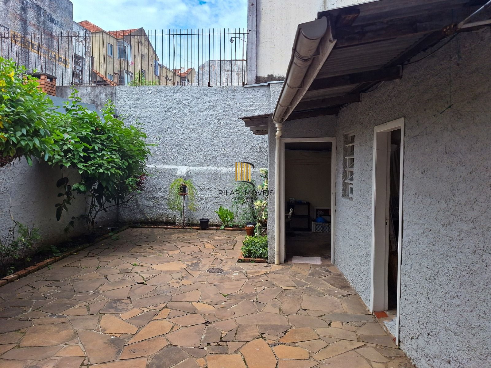 Apartamento térreo com 2 dormitórios e amplo pátio no bairro Floresta