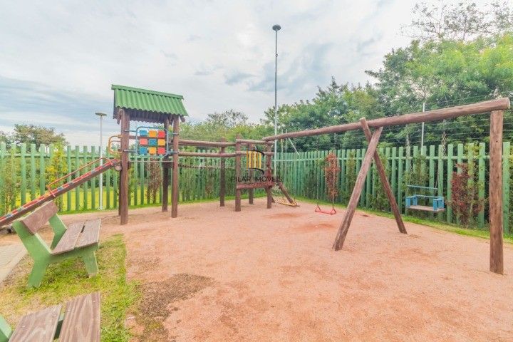 Casa térrea com 3 dormitórios ensolarada com pátio e churrasqueira em condomínio fechado no bairro Hípica