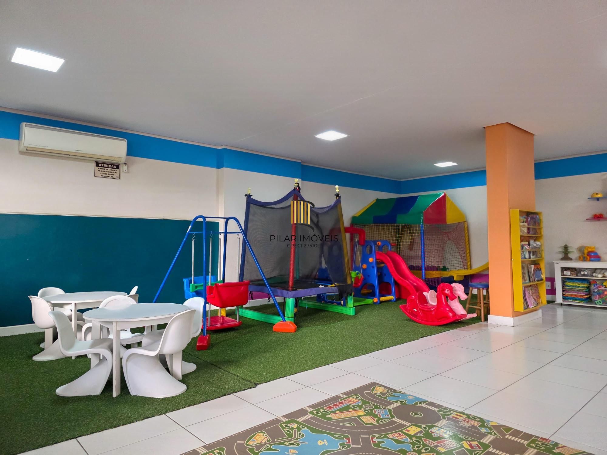 Apartamento com amplo living, duas vagas próximo ao Iguatemi