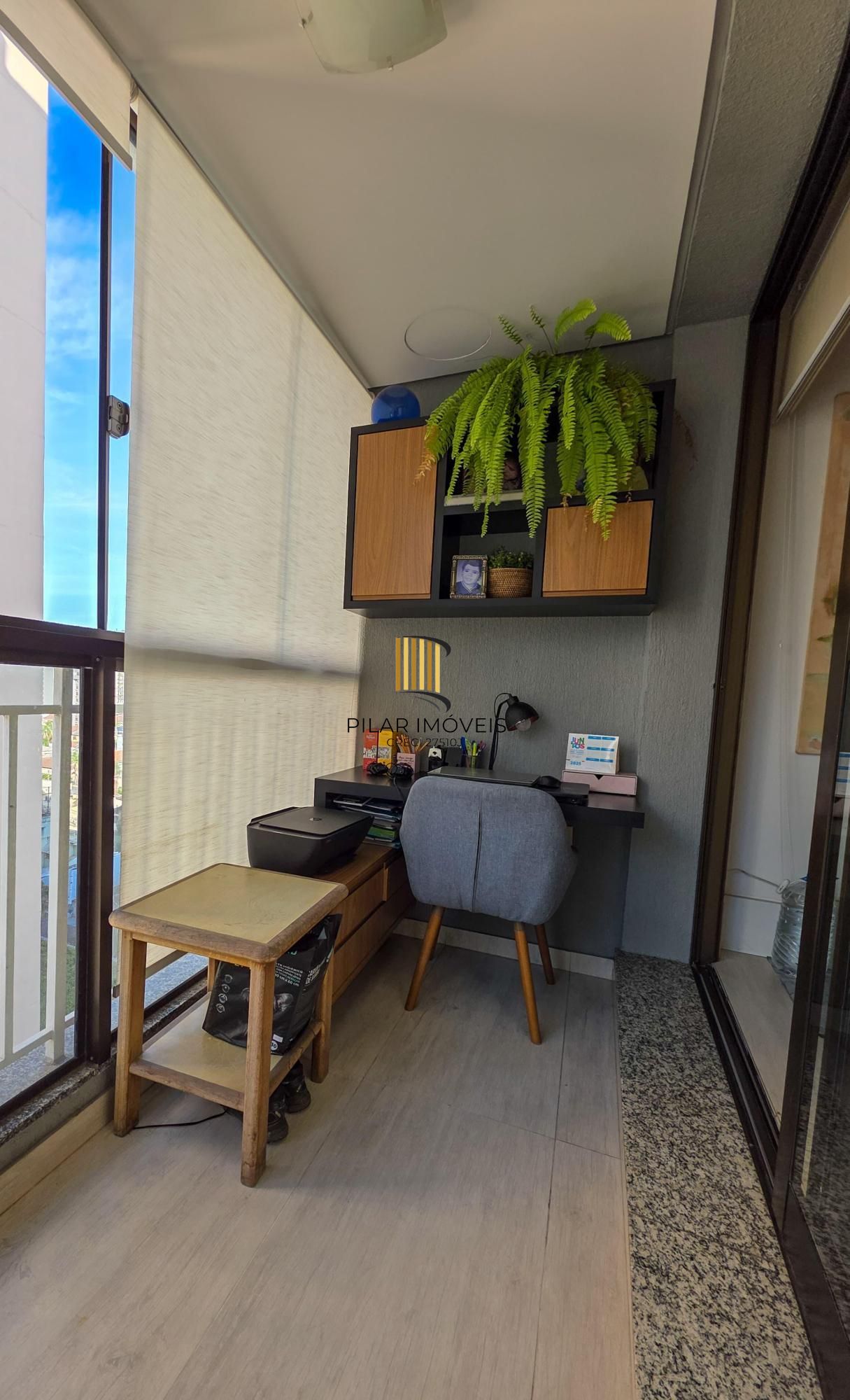 Apartamento com amplo living, duas vagas próximo ao Iguatemi