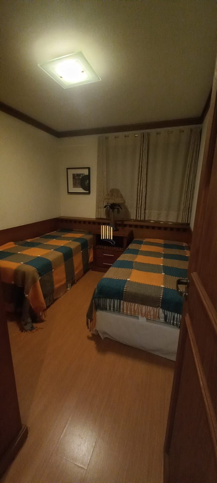 Apartamento a venda em Gramado com 02 dormitórios, suíte, sacada e vaga coberta